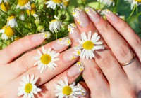 unhas decoradas com flores